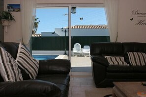 Fernseher, Kamin, DVD-Player, Bücher