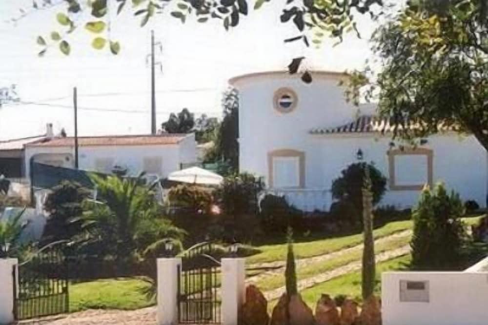 Luxury villa with private pool in a peaceful location