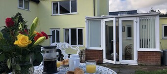 En tradisjonelt møblert hytte med fantastisk utsikt over Alde elvemunning