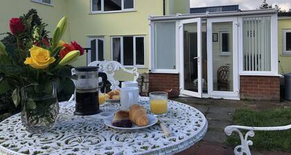 Perinteisesti sisustettu mökki, josta on upeat näkymät Alde-joen yli