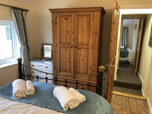 2 habitaciones, tabla de planchar con plancha y cuna de viaje 