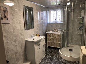 Doccia, asciugacapelli, asciugamani, sapone