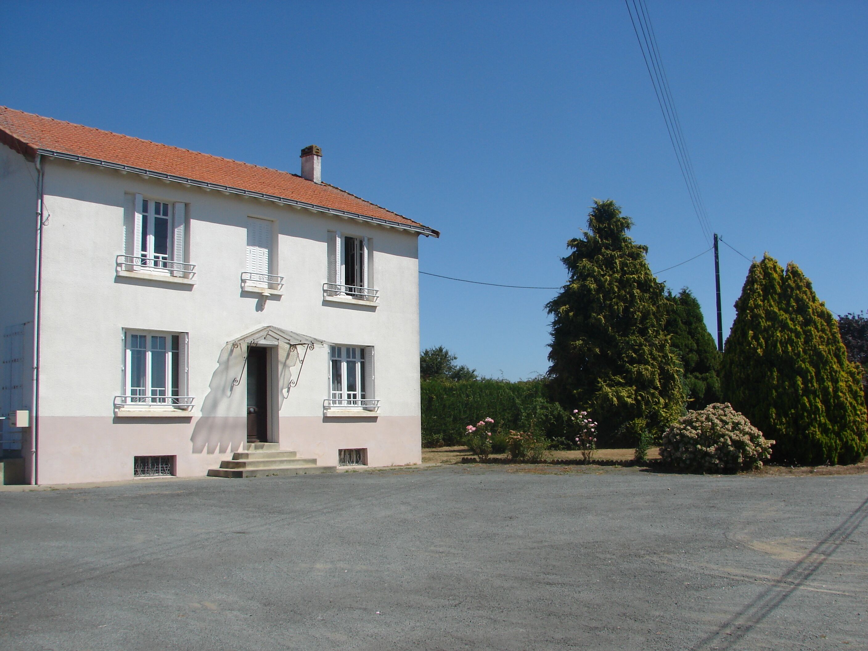Large 5 Bedroom Detached House + large private gardens & free unlimited internet