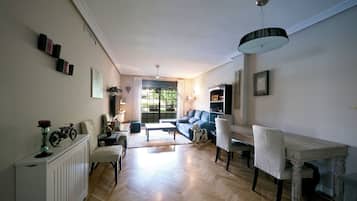 Een smart-tv en een stereo