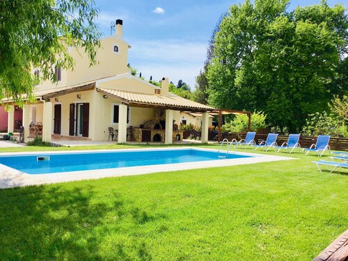 Beautiful Spacious Villa, Heated Private Pool Near to great beaches & Corfu Town