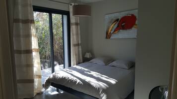 3 quartos, ferros/tábuas de passar roupa, berço de viagem
