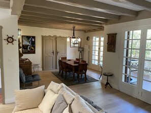 Fernseher, Kamin, DVD-Player, Bücher