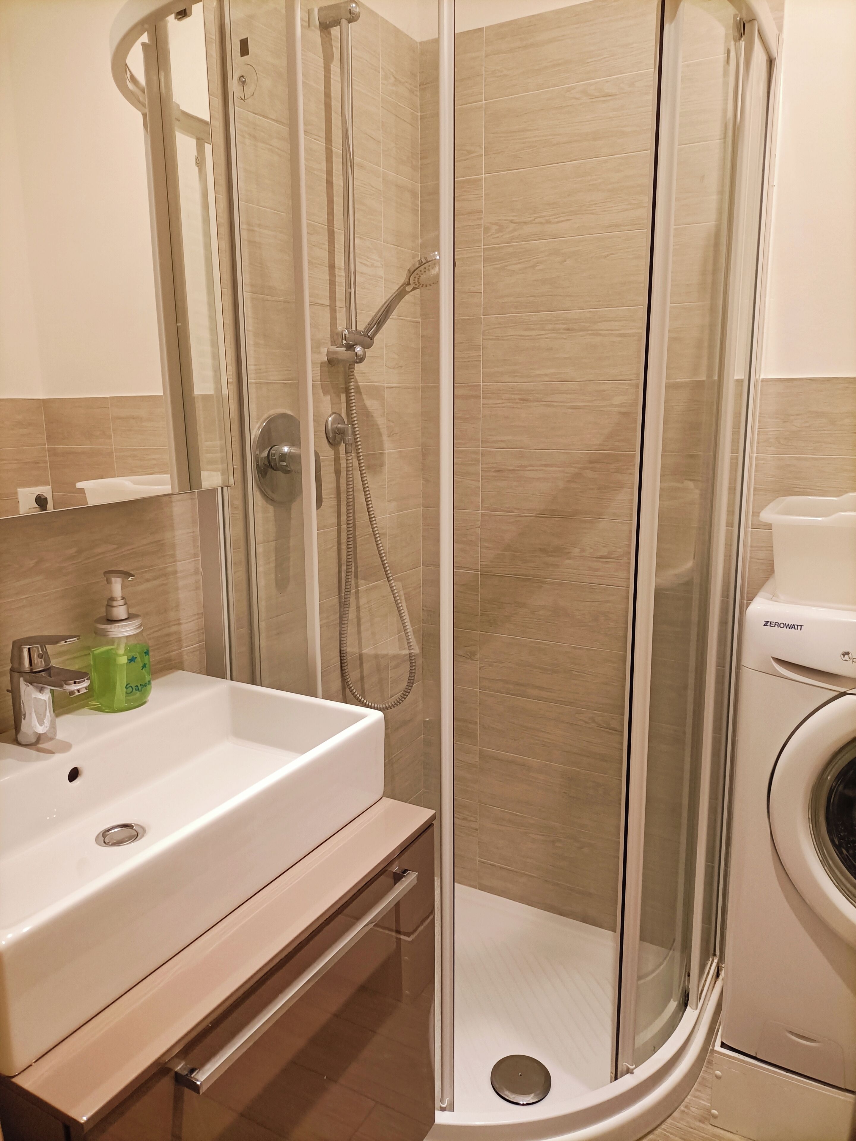 Douche, sèche-cheveux, bidet, savon