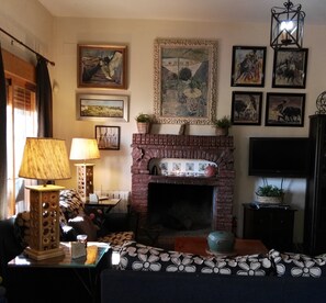 Télévision, cheminée, lecteur de DVD, chaîne hi-fi