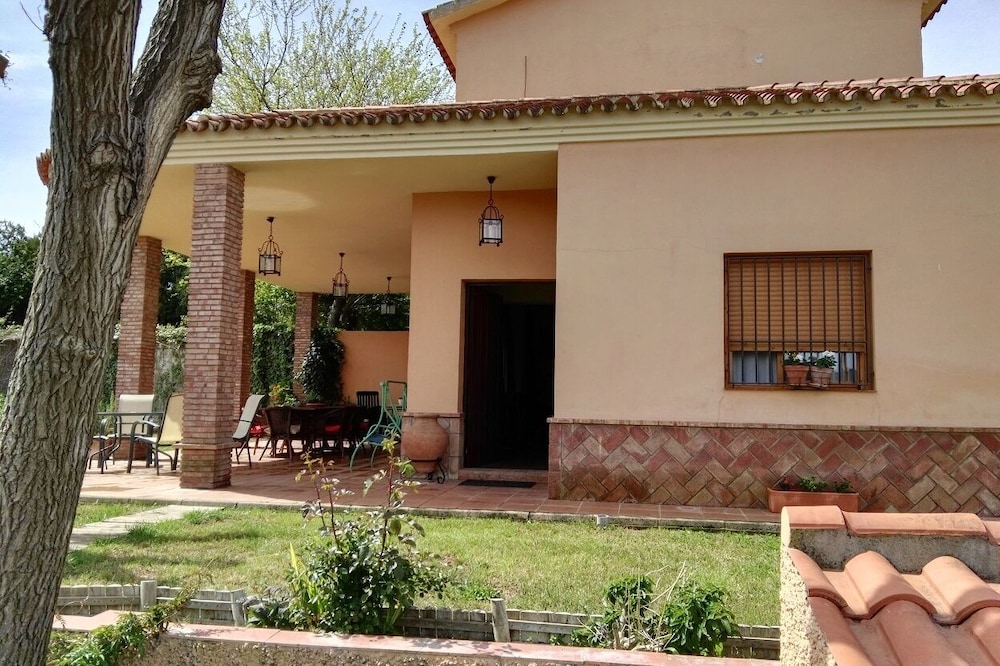 Ideal for families and groups, independent house 20 km from Sevill