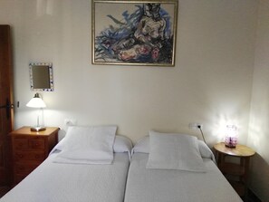 3 bedrooms, desk, iron/ironing board, WiFi - House near Seville, perfect for families and groups. Ideal for pets.  (CARMONA)