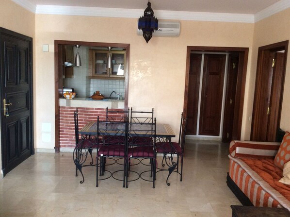 Een smart-tv en een dvd-speler