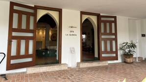 Entrada de un spa con arcos y un letrero que dice "SPA LA QUINTA".