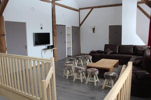 Fernseher, Kamin, Bücher