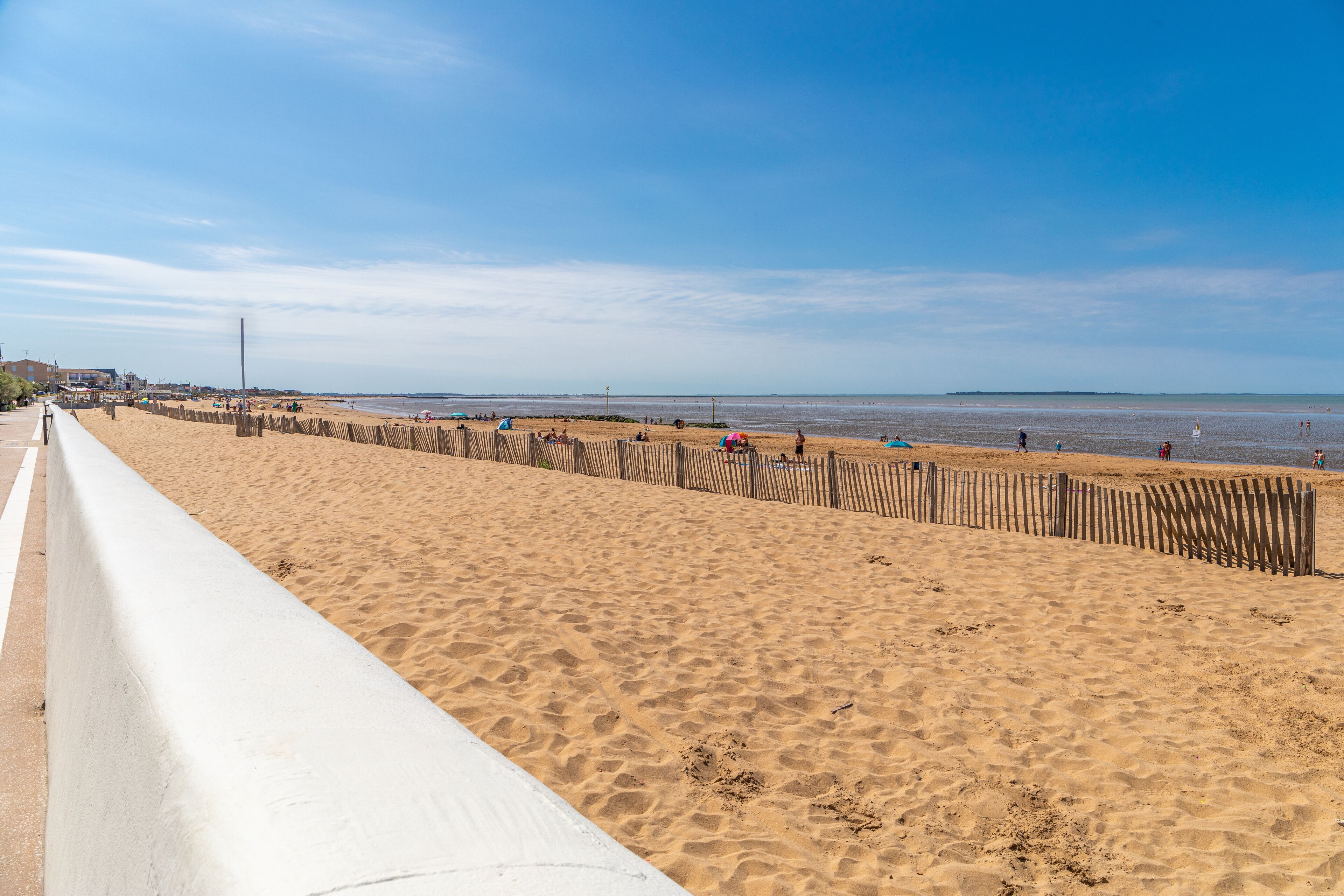 Accommodatie ligt op het strand, ligstoelen