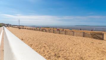 Accommodatie ligt op het strand, ligstoelen