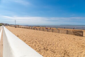 På stranden og solsenger
