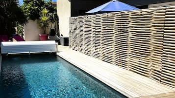 Een buitenzwembad en een verwarmd zwembad