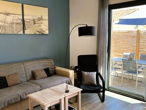 Télévision, livres, espaces bureaux