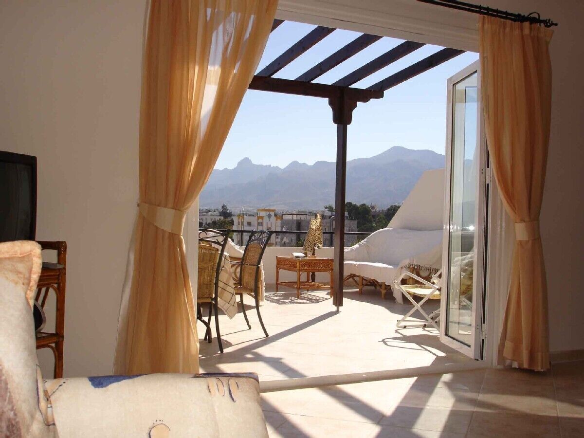 Settees & 5 Finger Mountains