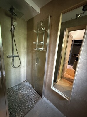 Baignoire, sèche-cheveux, serviettes fournies, papier toilette