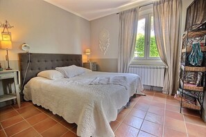 5 habitaciones, tabla de planchar con plancha y cuna de viaje 