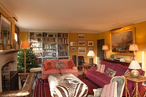 Televisión, chimenea, libros y biblioteca musical 