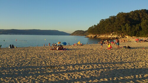 Appartement à Bueu, en face de la plage de Portomaior. Profitez des Rias Baixas.