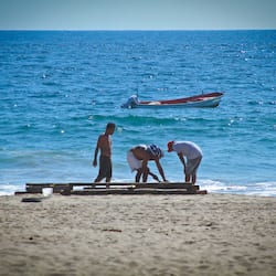 Di pantai, kabana percuma, kerusi lepak pantai, urut tepi pantai