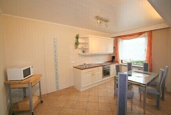 Kühlschrank, Mikrowelle, Ofen, Wasserkocher mit Kaffee-/Teezubehör