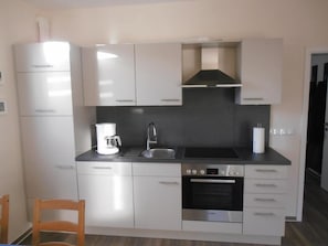 Kühlschrank, Mikrowelle, Ofen, Geschirrspüler