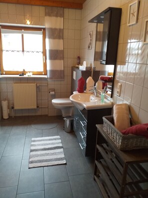 Badkar, hårtork, handdukar och tvål