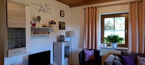 Fernseher, Tischtennisplatte, Bücher