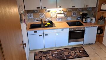 KĂŒhlschrank, Mikrowelle, Ofen, Herdplatte