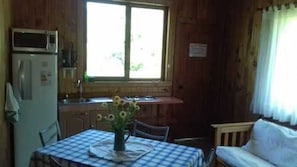 Comfort-Ferienhütte, Mehrere Betten, Nichtraucher | Eigene Kochnische | Kühlschrank, Mikrowelle, Wasserkocher, Kochgeschirr/Geschirr/Besteck