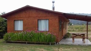 Family Cabin, 2 Bedrooms, Non Smoking, Garden View | WiFi (free), bed sheets