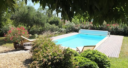 Maison de famille avec beau jardin, à 5 minutes à pied d´un village réputé