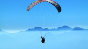 A paraglider descending towards a mountain range. - 2/4-person CLIMATIZED WOODEN CHALET CLOSE TO ALGAJOLA village views (Algajola)