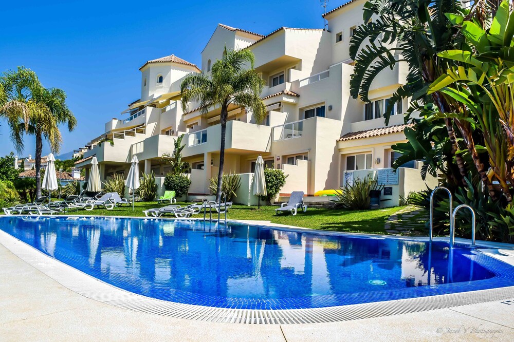 New high-end apartment. Magnificent view. Indoor and outdoor pools