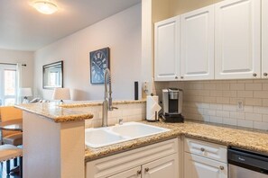 Interior - Walk to all Kirkland has to offer (Kirkland)