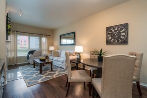 Smart TV, fireplace - Walk to all Kirkland has to offer (Kirkland)