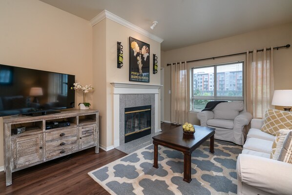 Smart TV, fireplace - Walk to all Kirkland has to offer (Kirkland)