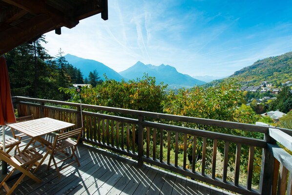 Outdoor dining - VILLA in BRIANCON, south-facing, for a comfortable stay, for 8 to 10 people (Briançon)