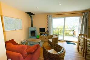 Smart TV, fireplace, DVD player, books - VILLA in BRIANCON, south-facing, for a comfortable stay, for 8 to 10 people (Briançon)