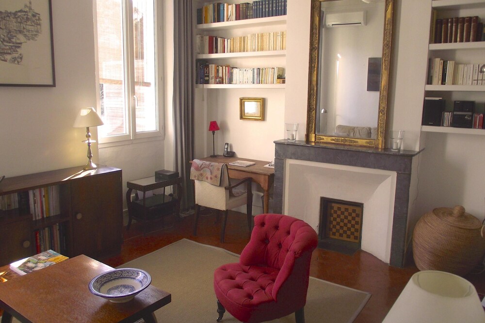 Quiet charming apartment, ideally situated.