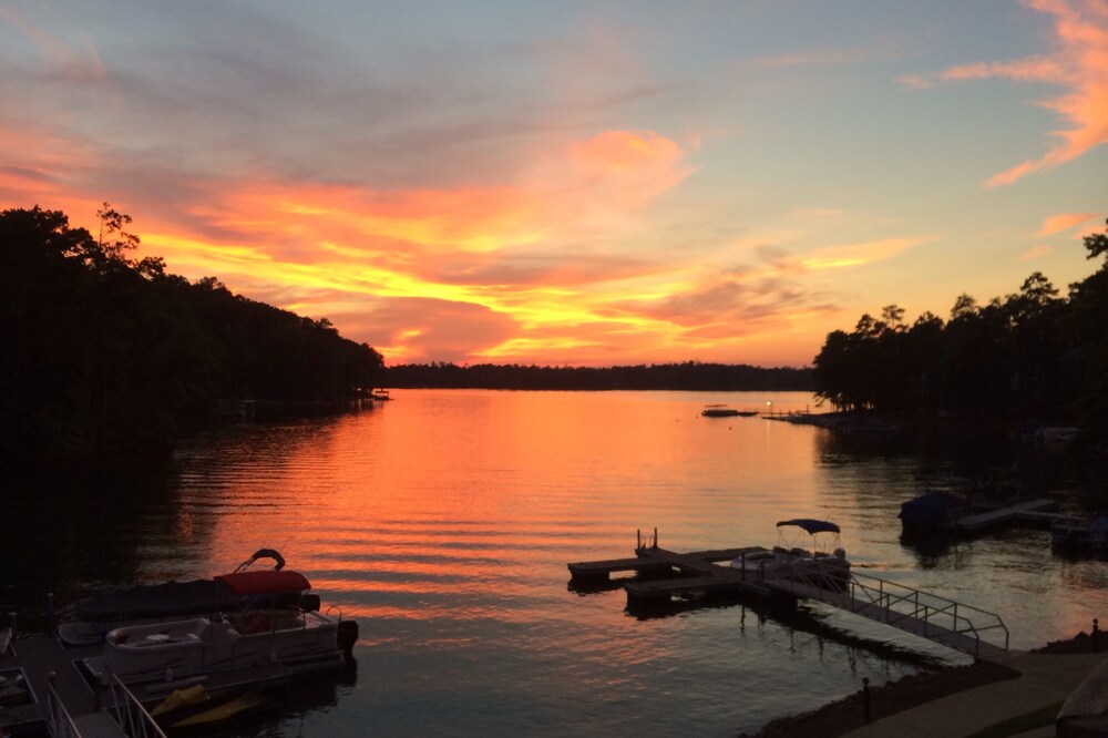 Lake Front, Walk out ground level, Sunset VIEW, Dedicated Slip, Awesome Pool