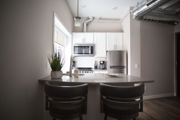 Refrigerador, microondas, horno y parrilla de estufa