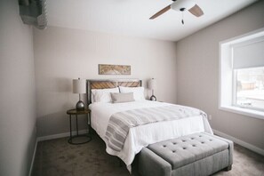 1 habitación, tabla de planchar con plancha y cuna de viaje