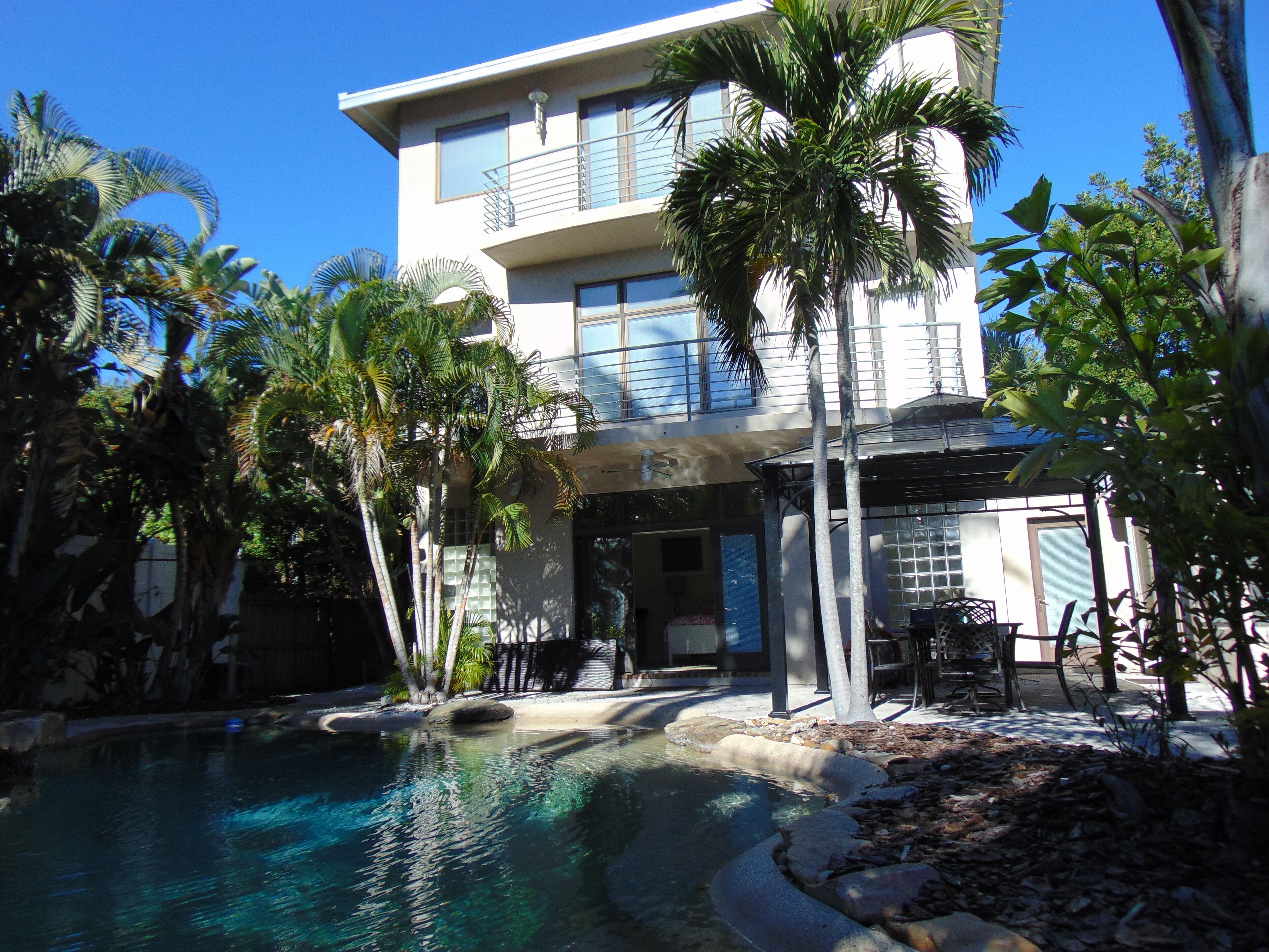 Paradise pool home nestled in private neighborhood-BOOK NOW FOR WINTER!!!!!!