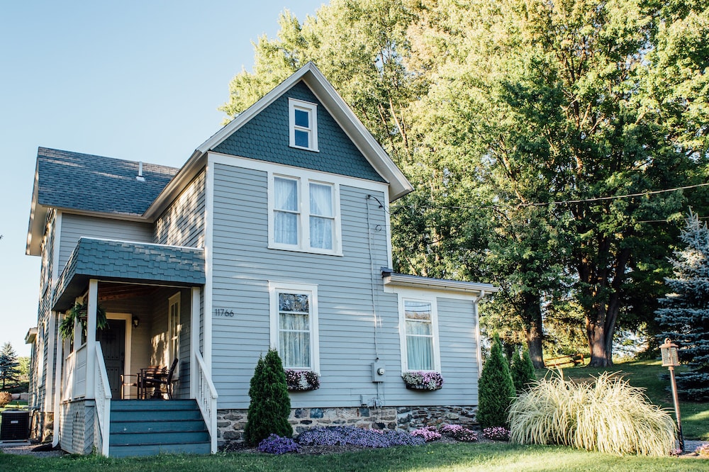 Newly Restored With Modern Conveniences. Excellent Location To City And Country